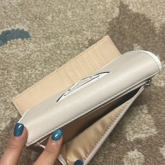 Guess Light Pink/ Tan/ Beige Wallet in Great Condition - Picture 6 of 6